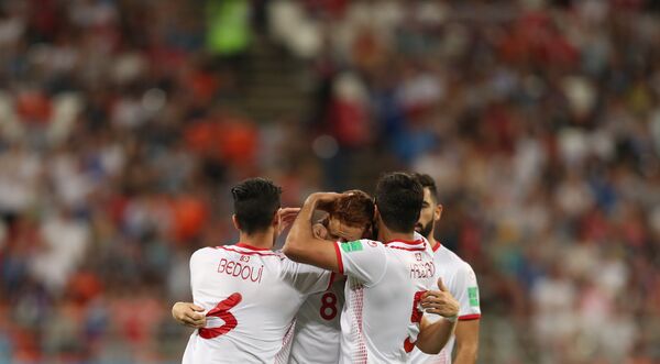 Футболисты сборной Туниса радуются збитому мячу