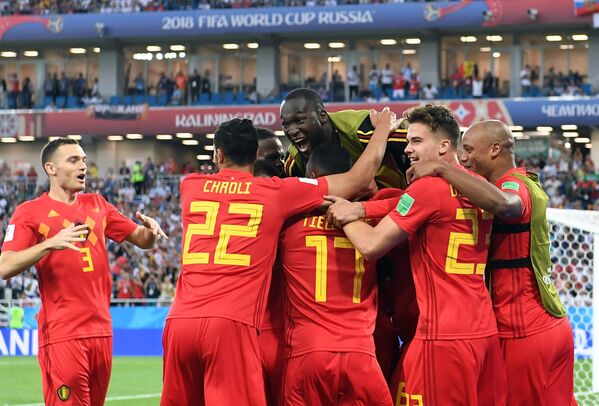 Футболисты сборной Бельгии радуются забитому голу