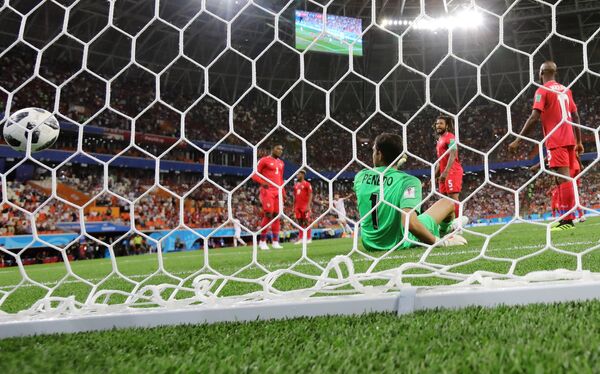 Вратарь сборной Панамы Хайме Пенедо пропускает мяч в свои ворота