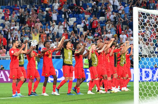Футболисты сборной Бельгии радуются победе