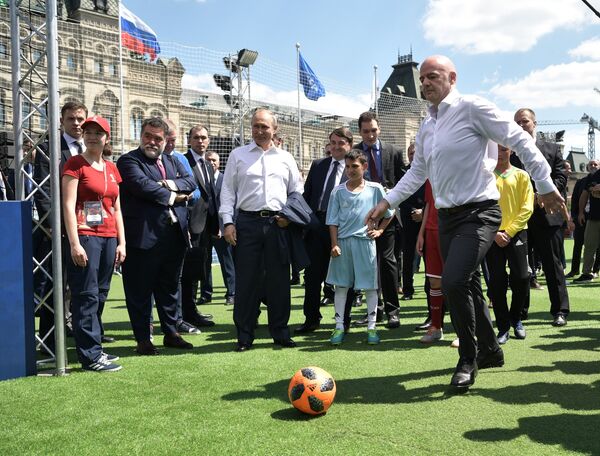 Президент РФ Владимир Путин и президент ФИФА Джанни Инфантино (справа)