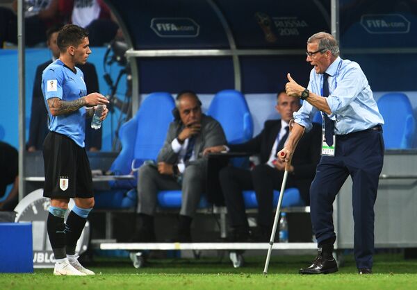 Уругвайский полузащитник Лукас Торрейра и главный тренер сборной Уругвая Оскар Табарес