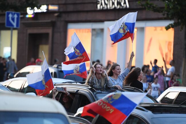 Болельщики празднуют победу сборной России