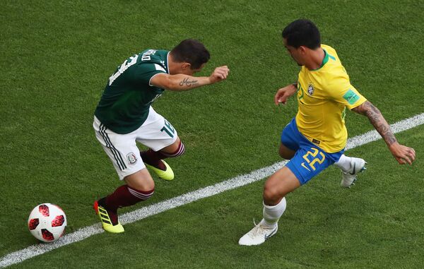 Полузащитник сборной Мексики Андрес Гуардадо и бразильский защитник Фагнер (Слева направо)