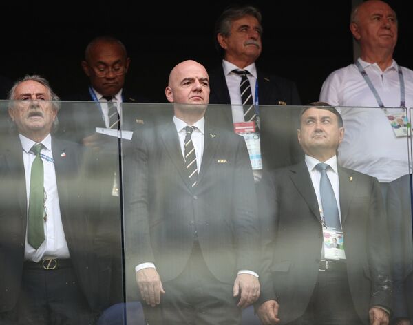 Президент ФИФА Джанни Инфантино (в центре) и помощник президента РФ Игорь Левитин (справа)