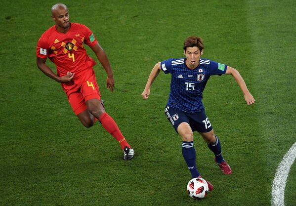 Защитник сборной Бельгии Венсан Компани и японский нападающий Юя Осако (слева направо)