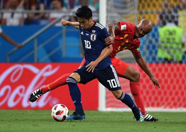 Японский полузащитник Синдзи Кагава и защитник сборной Бельгии Венсан Компани (Слева направо)