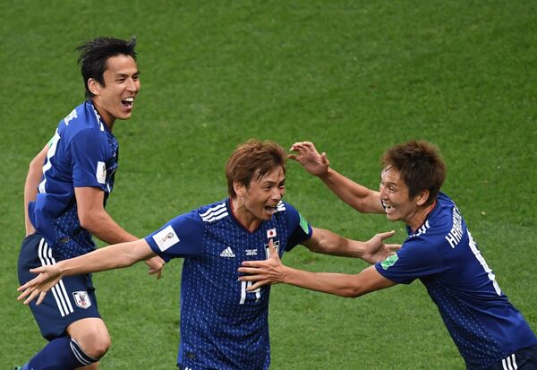 Футболисты сборной Японии Макото Хасэбэ, Такаси Инуи и Гэнки Харагути (слева направо)