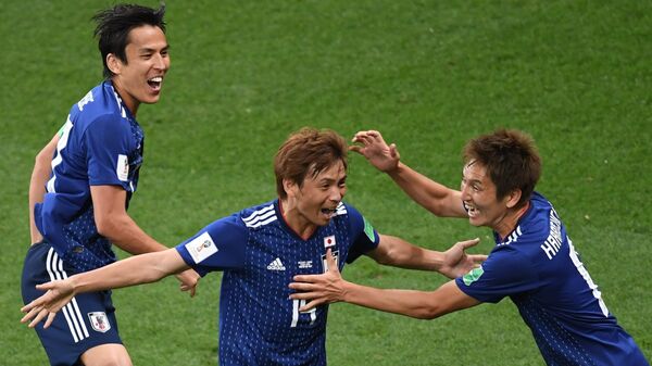 Футболисты сборной Японии Макото Хасэбэ, Такаси Инуи и Гэнки Харагути (слева направо)