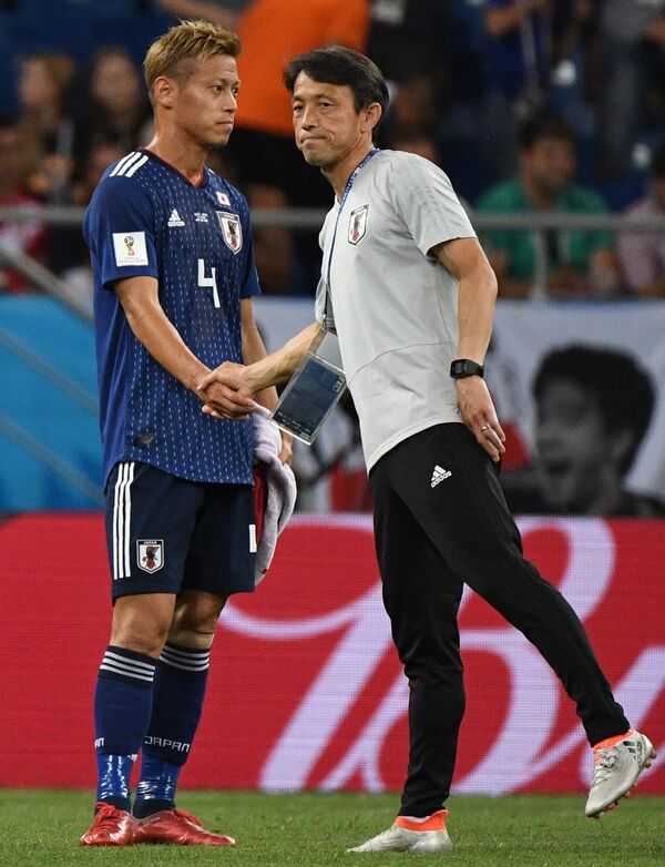 Слева направо: Кэйсукэ Хонда (Япония) и главный тренер сборной Японии Акира Нисино