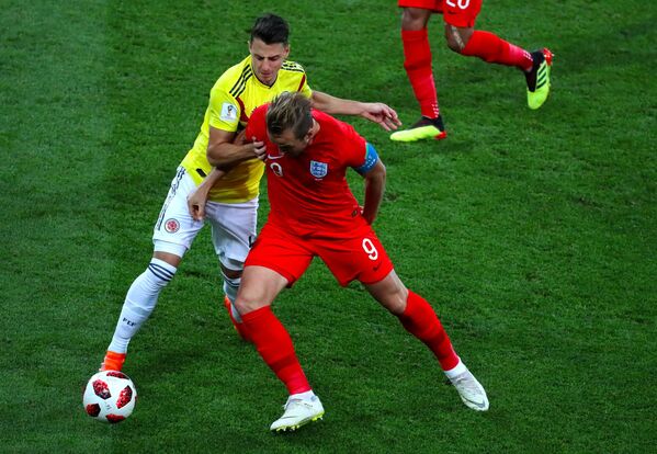 Колумбийский защитник Сантьяго Ариас и нападающий сборной Англии Гарри Кейн (слева направо)