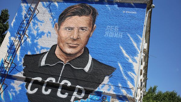 Граффити с изображением советского футболиста Льва Яшина на стене дома в Краснодар
