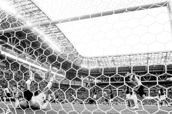 Вратарь сборной Франции Уго Льорис пропускает мяч в свои ворота в матче с Аргентиной