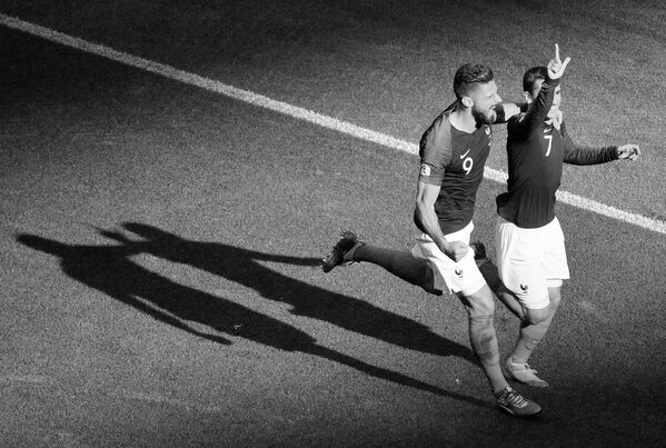 Футболисты сборной Франции Оливье Жиру и Антуан Гризманн (слева направо) радуются забитому мячу