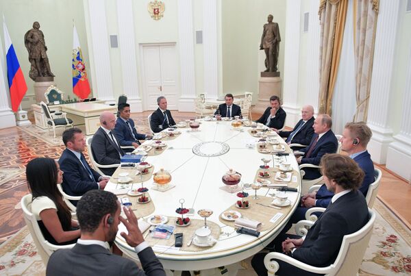 Президент РФ В. Путин встретился с легендами мирового футбола Президент РФ В. Путин встретился с легендами мирового футбола