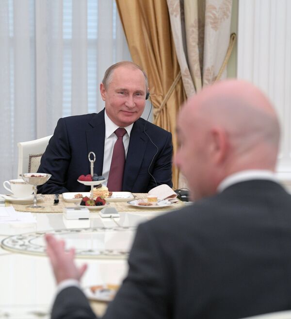 Президент РФ Владимир Путин во время встречи с легендами мирового футбола Президент РФ Владимир Путин во время встречи с легендами мирового футбола