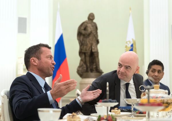 Футболист сборной Германии Лотар Маттеус, глава ФИФА Джанни Инфантино и мексиканский футболист Хорхе Кампос Наваррете (слева направо) Футболист сборной Германии Лотар Маттеус, глава ФИФА Джанни Инфантино и мексиканский футболист Хорхе Кампос Наваррете (слева направо)
