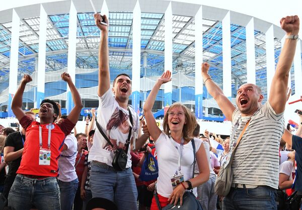 Болельщики радуются победе сборной России у стадиона Нижний Новгород