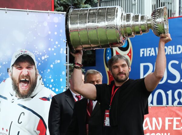 Капитан клуба Вашингтон Кэпиталз, хоккеист Александр Овечкин демонстрирует Кубок Стэнли