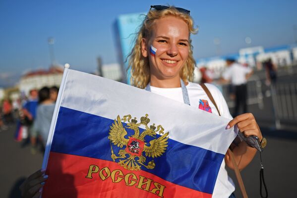 Болельщица сборной России перед матчем ЧМ-2018 между сборными России и Хорватии в Сочи