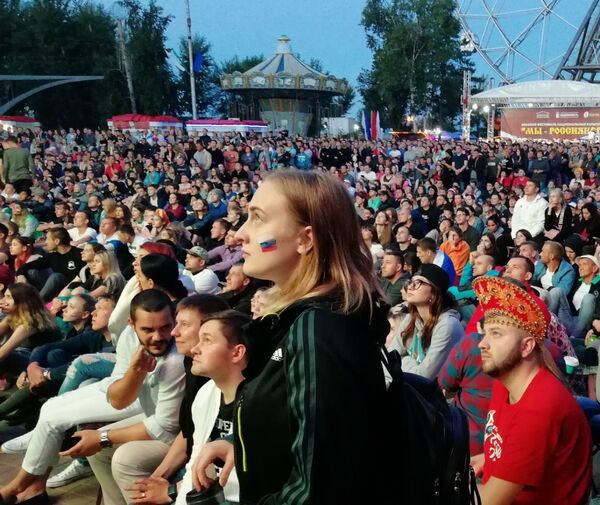 Болельщики смотрят матч Россия - Хорватия в Хабаровске