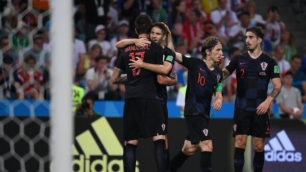 Футболисты сборной Хорватии радуются забитому мячу