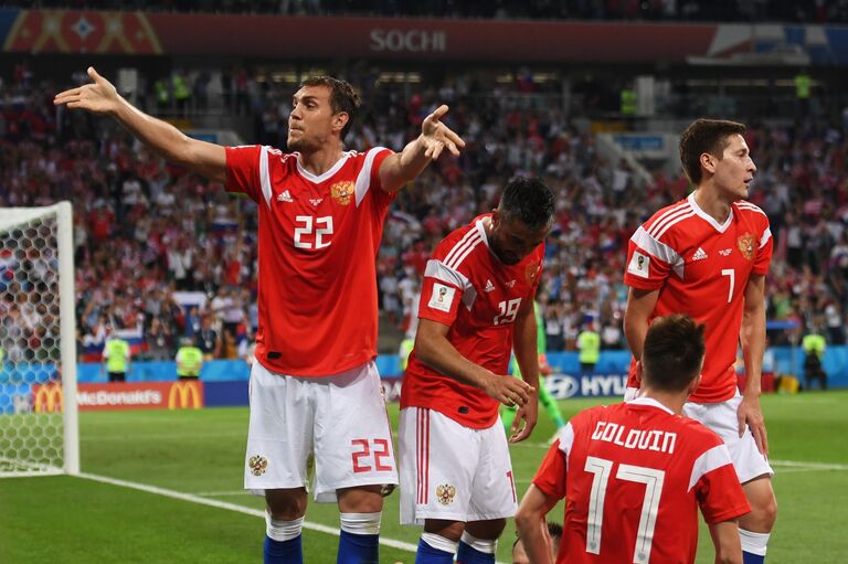 Форвард сборной России Артем Дзюба (слева) радуется забитому голу Форвард сборной России Артем Дзюба (слева) радуется забитому голу