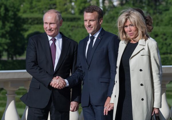 Президент РФ Владимир Путин и президент Франции Эмманюэль Макрон с супругой Брижит