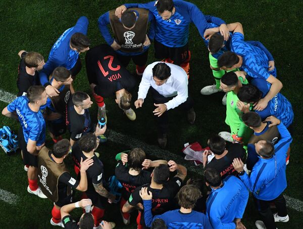 Футболисты сборной Хорватии слушают тренера Златко Далича