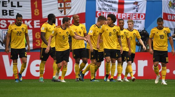 Футболисты сборной Бельгии радуются забитому мячу