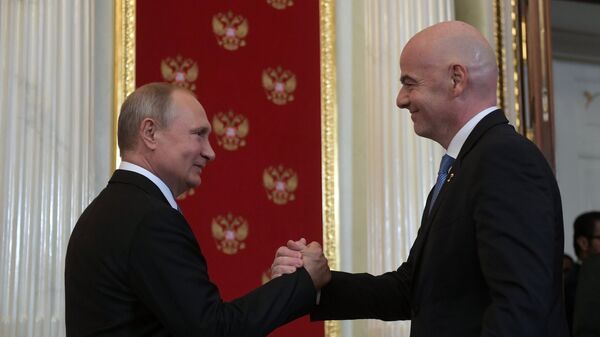 Президент РФ Владимир Путин и президент FIFA Джанни Инфантино (справа)