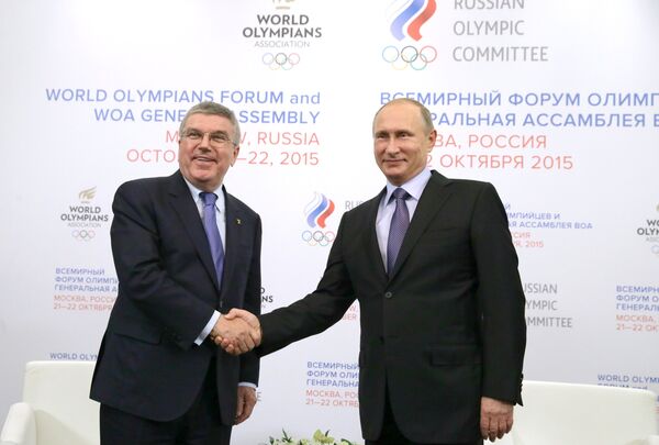 Президент России Владимир Путин (справа) во время встречи с президентом Международного олимпийского комитета Томасом Бахом