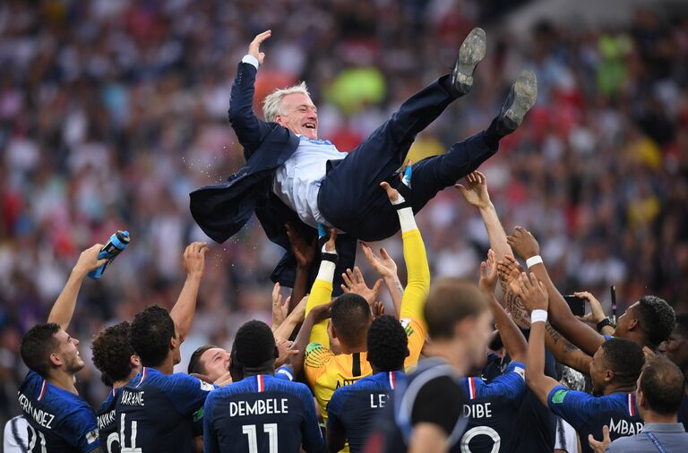 Футболисты сборной Франции качают главного тренера сборной Франции Дидье Дешама