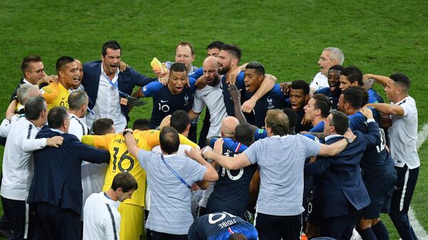 Футболисты сборной Франции радуются победе