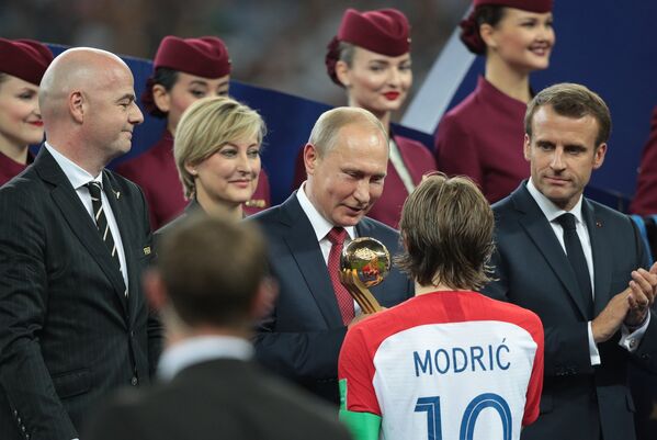 Президент ФИФА Джанни Инфантино, президент РФ Владимир Путин и хорватский полузащитник Лука Модрич (слева направо)
