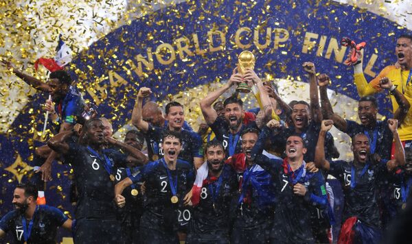 Футболисты сборной Франции  на церемонии награждения победителей чемпионата мира по футболу
