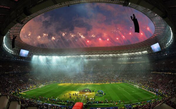 Салют на церемонии награждения победителей чемпионата мира по футболу в Москве