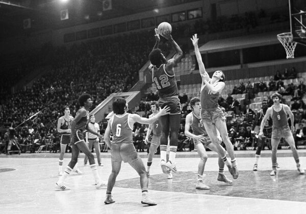 Встреча сборных команд по баскетболу СССР - США. Оскар Робертсон атакует кольцо советской сборной.