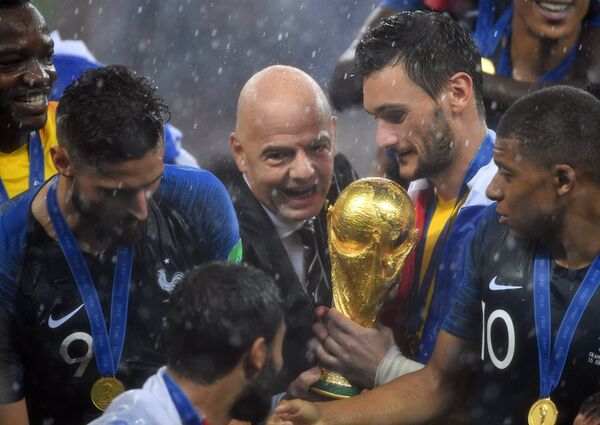 Президент ФИФА Джанни Инфантино передает кубок мира капитану сборной Франции Уго Льорису
