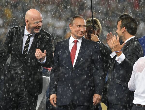 Президент РФ Владимир Путин (в центре), президент ФИФА Джанни Инфантино (слева) и президент Франции Эммануэль Макрон (справа)