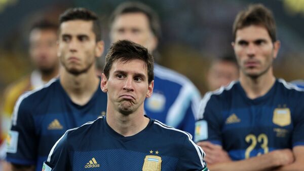 Футболисты сборной Аргентины Лионель Месси (в центре) и Хосе Мария Басанта (справа) после финального матча чемпионата мира-2014