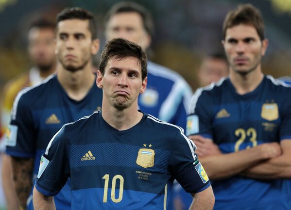 Футболисты сборной Аргентины Лионель Месси (в центре) и Хосе Мария Басанта (справа) после финального матча чемпионата мира-2014