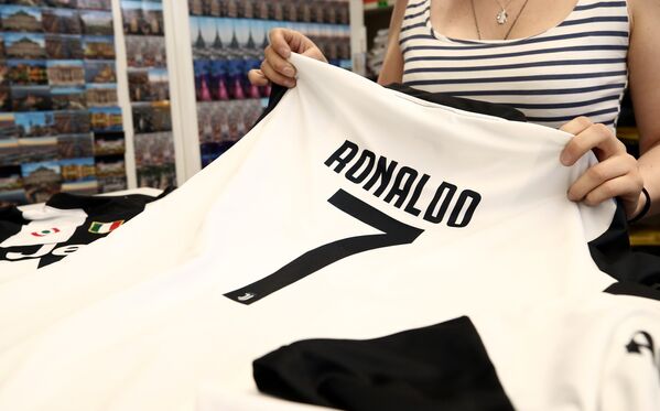 Футболка Ювентуса с номером и фамилией Криштиану Роналду в клубном магазине