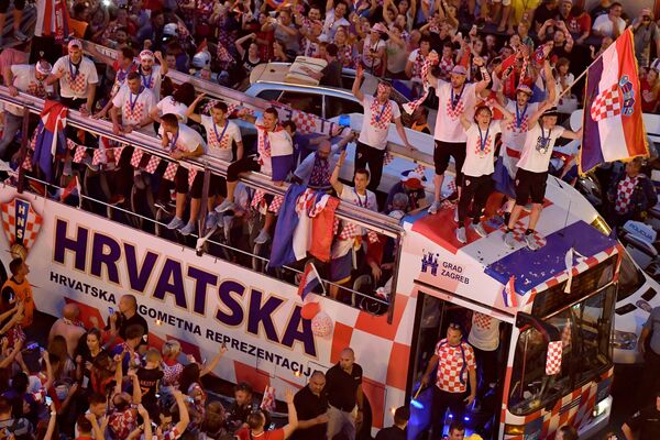 Футболисты сборной Хорватии во время парада в Загребе