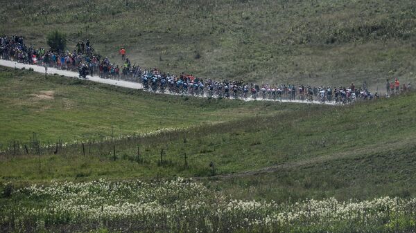 Пелотон Тур де Франс во время 10-этого этапа