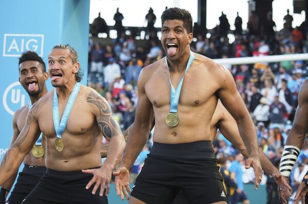 Игроки сборной Новой Зеландии празднуют завоевание Кубка мира по регби-7
