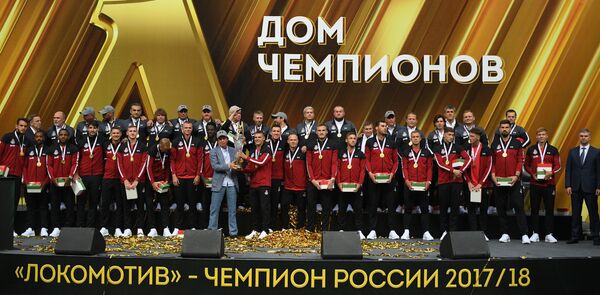 Футболисты Локомотива на церемонии награждения золотыми медалями чемпионата России