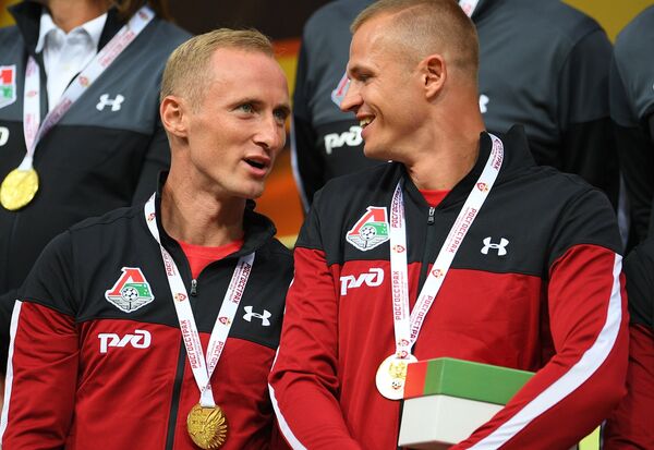 Футболисты Локомотива Владислав Игнатьев (слева) и Дмитрий Тарасов