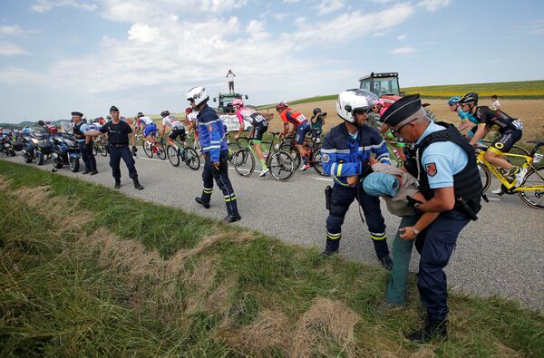 Прерыванный этап Тур де Франс, во время которого был применен слезоточивый газ