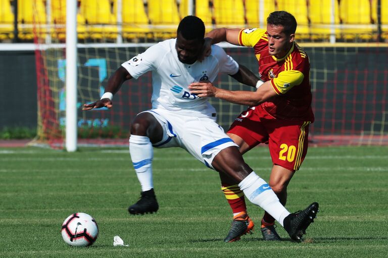 Футболист Динамо Абдул-Азиз Теттех и футболист Арсенала Горан Чаушич Футболист Динамо Абдул-Азиз Теттех и футболист Арсенала Горан Чаушич